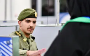 هل تكفي الهوية الرقمية لإثبات هوية الزائر؟ الجوازات توضح 