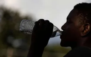 في صيف لا يرحم... ماذا تأكل وتشرب لتحافظ على ترطيب جسمك؟