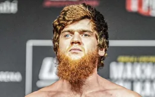 متحديًا الألم وفقدان البصر.. محمدوف يحول إعاقته إلى مجد قتالي (فيديو) 