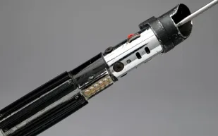 سيف دارث فيدر الأصلي من Star Wars يُعرض في مزاد تاريخي بسعر يصل إلى 2.8 مليون دولار