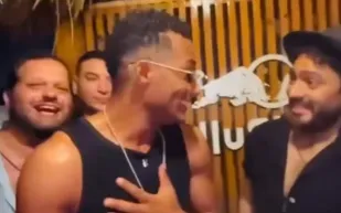 محمد رمضان وتامر حسني يحتفيان بالنجم محمد منير على طريقتهما الخاصة (فيديو)