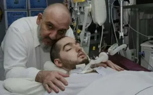 "الأمير النائم" يودّع الحياة بعد قصة صبر ألهمت العالم.. فمن هو؟