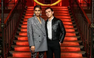 منسق أزياء زيندايا يكشف سبب تأجيل موعد زفافها على توم هولاند (فيديو)