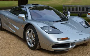 ماكلارين F1 تجوب شوارع لندن.. أسطورة نادرة بسعر 30 مليون دولار