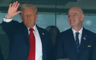 ترامب يتابع نهائي تشيلسي وباريس من المدرجات وسط أجواء حماسية