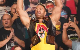 WWE تشهد تصعيدًا غير مسبوق بين كبار النجوم في عرض راو