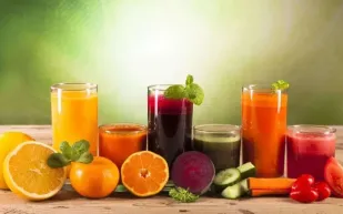 دراسة تحذر: شرب العصائر المحلّاة أخطر من تناول الحلوى