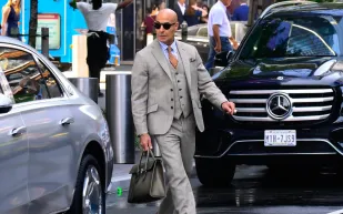 حقيبة Berluti E'Mio تتصدّر موضة الرجال بعد ظهورها لافت في The Devil Wears Prada 2