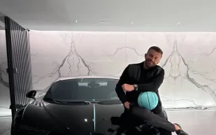 رجل الأعمال أحمد نبيل يلفت الأنظار بواحدة من أندر السيارات في العالم