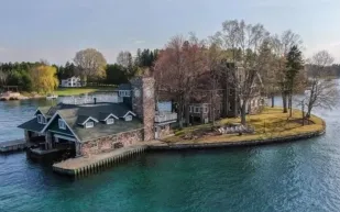 جزيرة صناعية بثماني غرف للبيع.. ملاذ فاخر من الحقبة الذهبية وسط النهر بنيويورك