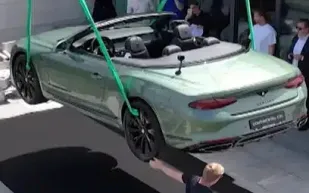 بين السماء والأرض.. بنتلي بقيمة 420 ألف دولار تزين سطح مطعم فاخر (تفاصيل) 