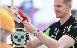 أناقة على منصة التتويج.. ساعة Rolex Daytona تسرق الأضواء من يد هولكنبرغ