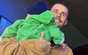 جاستن بيبر يدخل الاستوديو مع ابنه.. هل يرث جاك موهبة والده؟