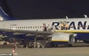 فوضى على مدرج مطار مايوركا.. ركاب يقفزون من جناح الطائرة بعد إنذار حريق (فيديو) 