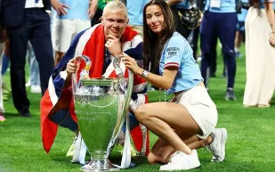 بعد 6 أشهر من ولادة طفلهما الأول.. هالاند وجوهانسن في إجازة عائلية على متن يخت فاخر