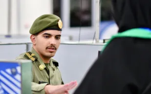 آلية تمديد الزيارات العائلية المنتهية عبر "أبشر".. توضيح من الجوازات