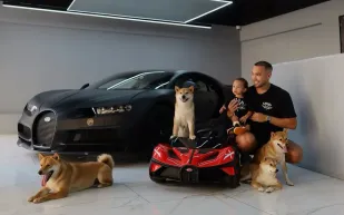 رجل أعمال في دبي يحتفل باقتناء بوغاتي شيرون نادرة بطريقة غير تقليدية.. شاهد