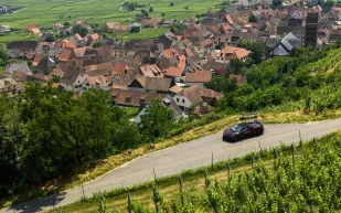 بوغاتي W16 ميسترال تجوب طرق الألزاس الفرنسية في مشهد وداعي لأيقونة السرعة