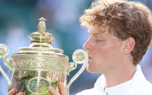 يانيك سينر يتوّج بويمبلدون.. وساعة Rolex تخطف الأنظار