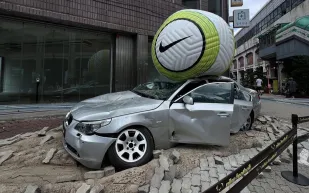 “Scary Good”.. نايكي تُدهش العالم بحملة كروية جريئة!      