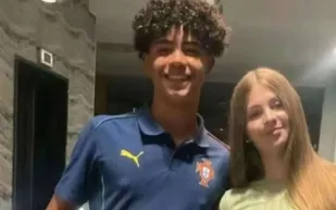 كريستيانو جونيور يخطف الأنظار في عالم الموضة.. كيف تألق في عرض أزياء عمته؟ (فيديو) 