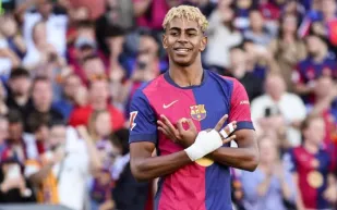 قميص برشلونة الكلاسيكي يعود.. ويامال يسرق الأضواء