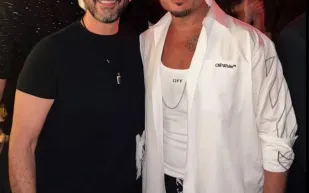 من مسرح جدة.. أحمد حلمي يوجه تحية خاصة إلى عمرو دياب (فيديو)