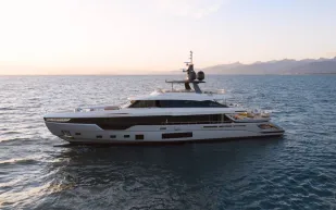 أزيموت تطلق يختها الفاخر  Grande Trideck بتصميم داخلي عصري