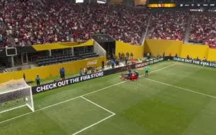 مشهد صادم.. إصابة موسيالا تُربك لاعبي بايرن وتُبكي دوناروما (فيديو) 