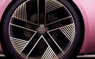 شعار جديد و"صفر سيارات".. هل تُفلس جاغوار بعد تغيير هويتها؟