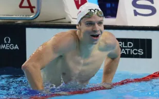 بعد 14 عاماً.. ليون مارشان يكسر رقمًا قياسيًا تاريخيًا في السباحة (فيديو)