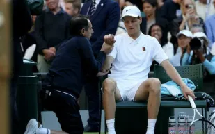 سينر يتخطى الإصابة ويبلغ نصف نهائي ويمبلدون بثلاثية نظيفة