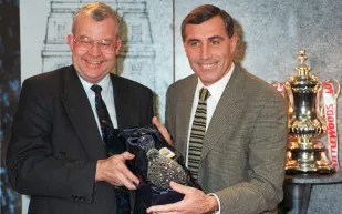 قميص الحارس بيتر شيلتون من مونديال 1986  يُعرض في مزاد تاريخي