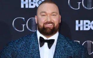  هافثور بيورنسون يُعيد كتابة التاريخ بتحطيمه للرقم القياسي في الرفعة الميتة (فيديو) 