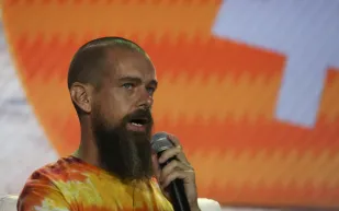 تطبيق جديد من جاك دورسي يثير الجدل: "Bitchat" يتخطى الإنترنت!