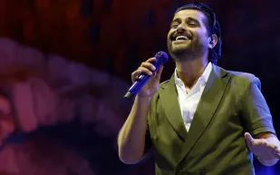 ناصيف زيتون يُشعل قرطاج بتلميح عن حمل دانييلا رحمة