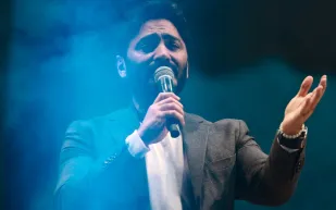 تامر حسني يلمح لفنان كبير.. هل قصد عمرو دياب في أزمة ترتيب الألبومات؟