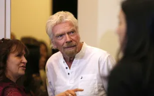 لقطة طريفة بين الملياردير برانسون واللاعب إيزي.. رشّ مياه بعد هزيمة غير متوقعة (فيديو)