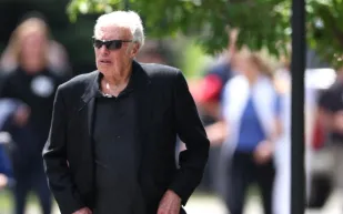 مطار Nike الخاص.. Phil Knight يشيد حظيرة طائرات بـ7 ملايين دولار