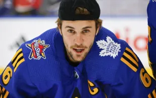 ساعة بيضاء بالكامل تخطف الأضواء: جاستن بيبر يرفع سقف الأناقة