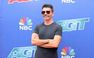 تركي آل الشيخ يمازح سايمون كاول: الباز الذهبي مؤجل!