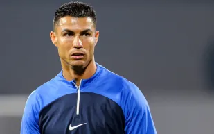 رونالدو يفرض انضباطه في معسكر النصر بالنمسا.. حراسة وطرد فريق ألماني