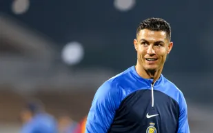 كريستيانو رونالدو يتوج بجائزة لاعب الموسم في دوري روشن