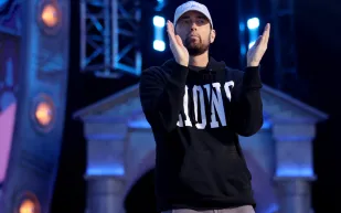إيمينيم يفتح قلبه أخيرًا في وثائقي "STANS".. للجمهور فقط (فيديو) 