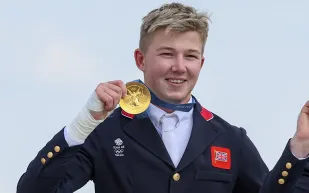 زفاف أسطوري لابنة مؤسس أبل.. من هو زوجها الفارس هاري تشارلز؟       