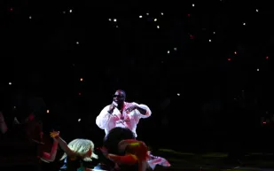 ريك روس يجزّ عشب قصره بنفسه.. رفاهية على طريقته الخاصة