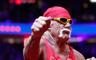 وفاة  هالك هوجان أيقونة WWE  عن عمر 71 عامًا (فيديو)