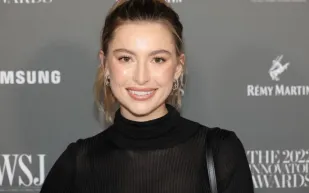 إيف جوبز تحتفل بشهر العسل على يخت والدها الفاخر (فيديو)