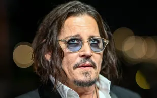 لوحتان من إبداعات جوني ديب تكشفان جانبًا خفيًا من حياته... وتنتظران من يقتنيهما