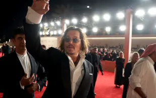 لماذا اختار جوني ديب عزلة ساسكس بدلًا من شهرة كوتسوولدز؟